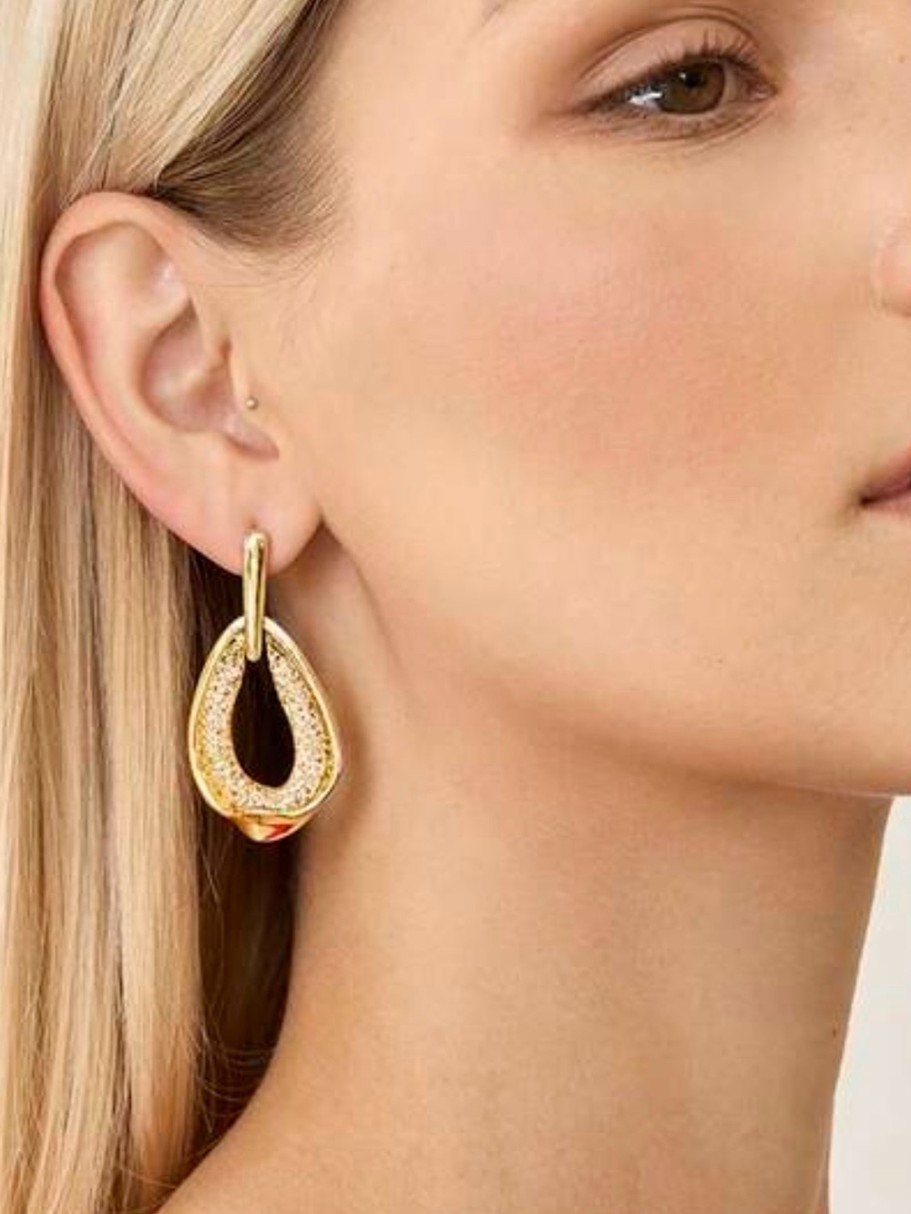 ✨ Gold Tone Open Teardrop Mesh Statement Earrings - Picture 3 of 4